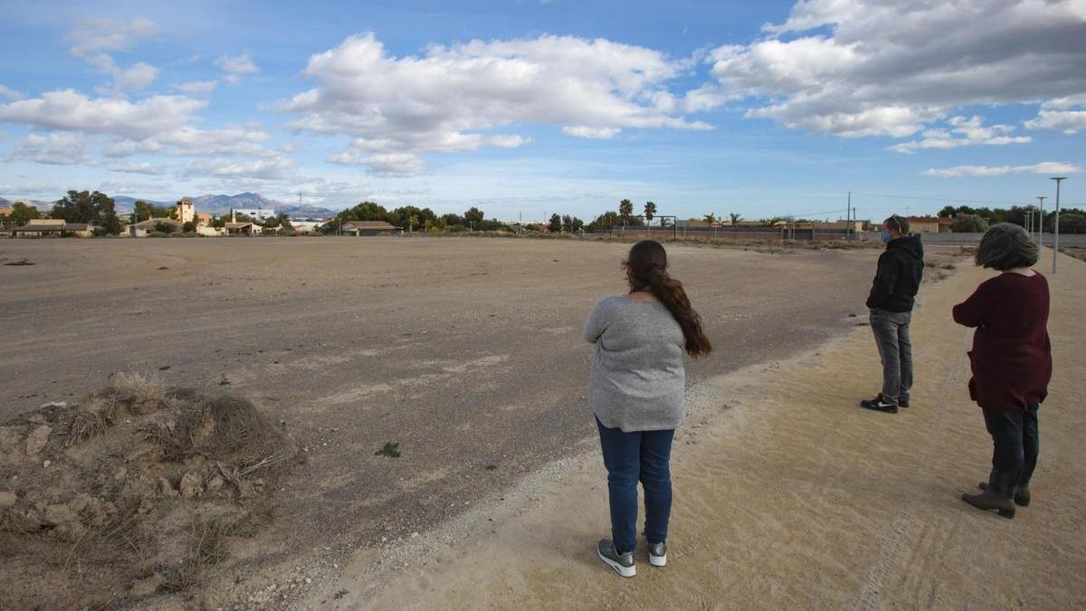 Padres y madres de alumnos del CEIP La Cañada del Fenollar observan el terreno reservado para el nuevo colegio, en una imagen de archivo