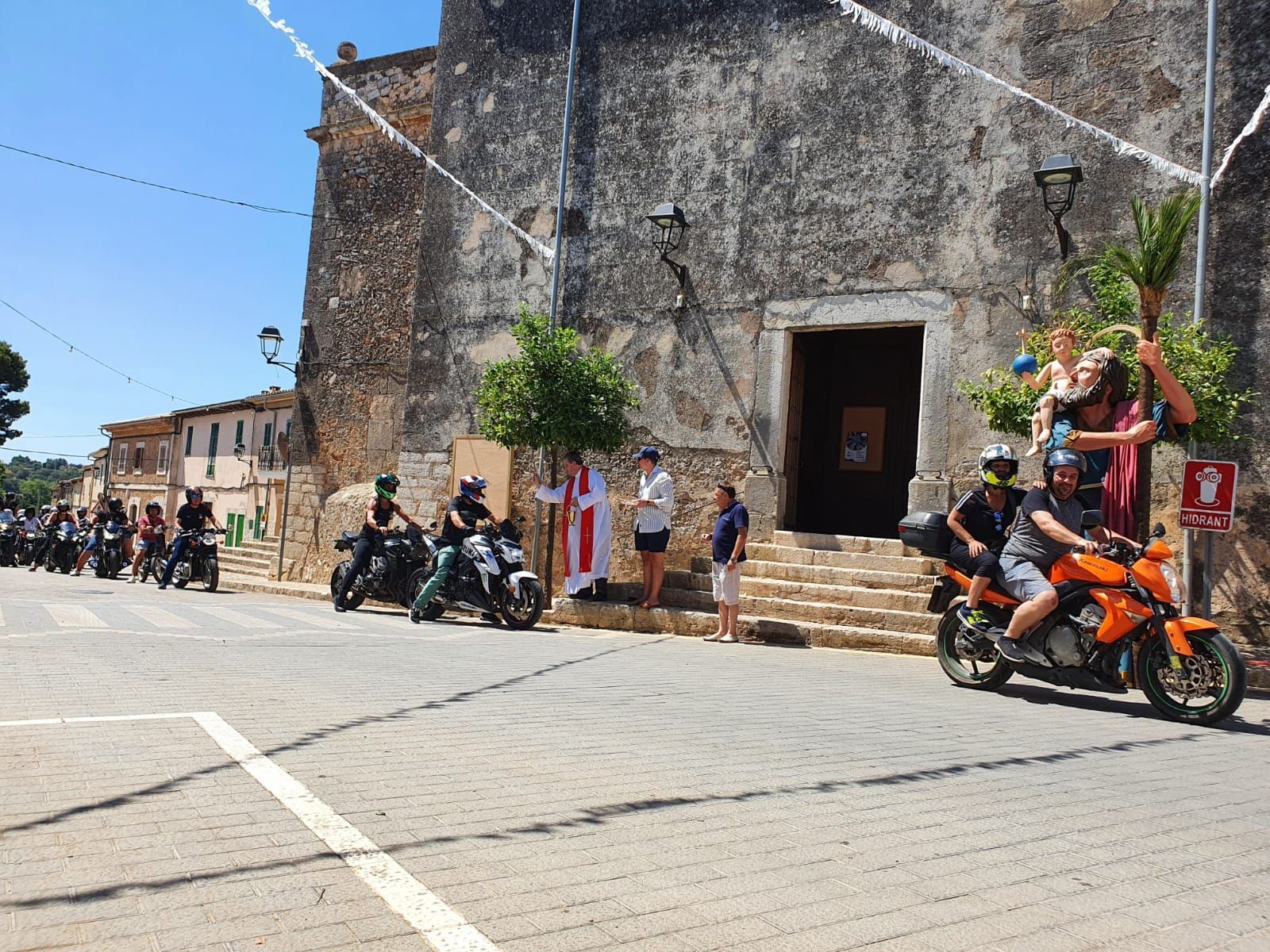 Motores y bocinazos en honor a Sant Cristòfol