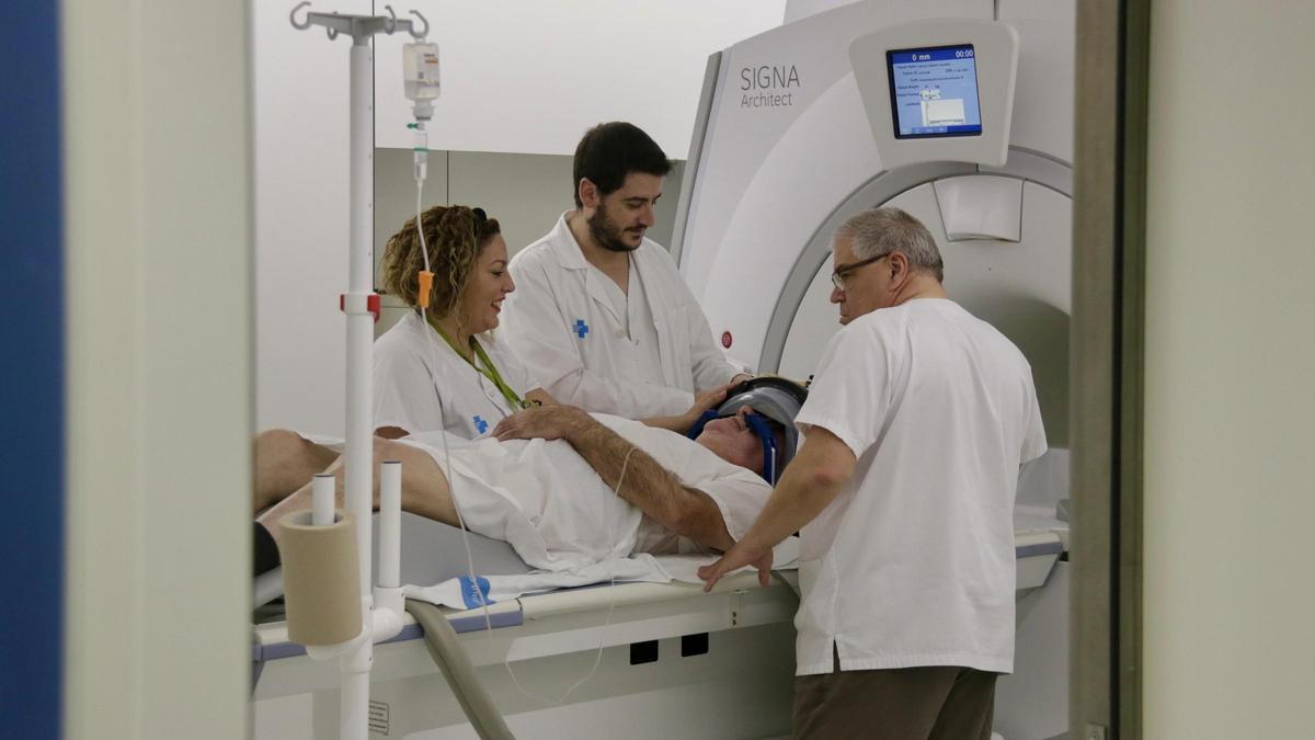 El equipo de neurociencias de Can Ruti prepara a un paciente para el tratamiento con ultrasonidos