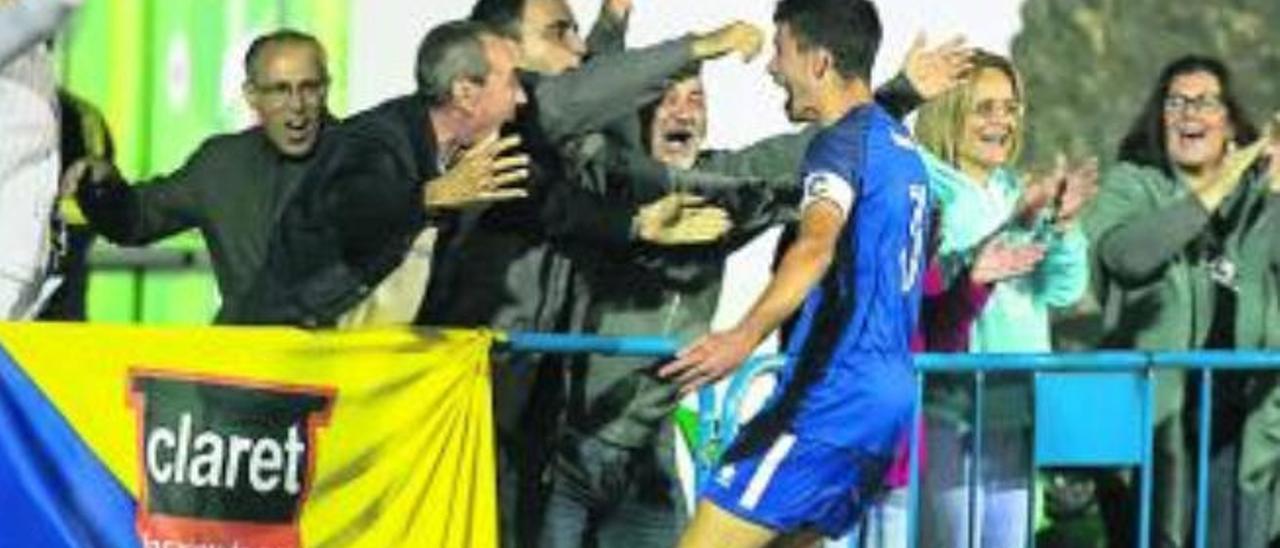 El capitán Abraham acaba de marcar el 2-1 y lo celebra.