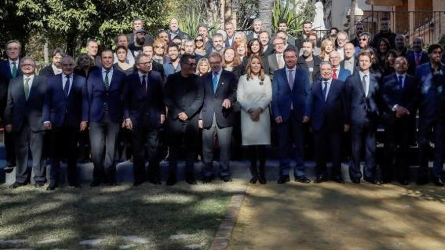 Susana Díaz acompanyada pels premiats pels Ondas 2017.