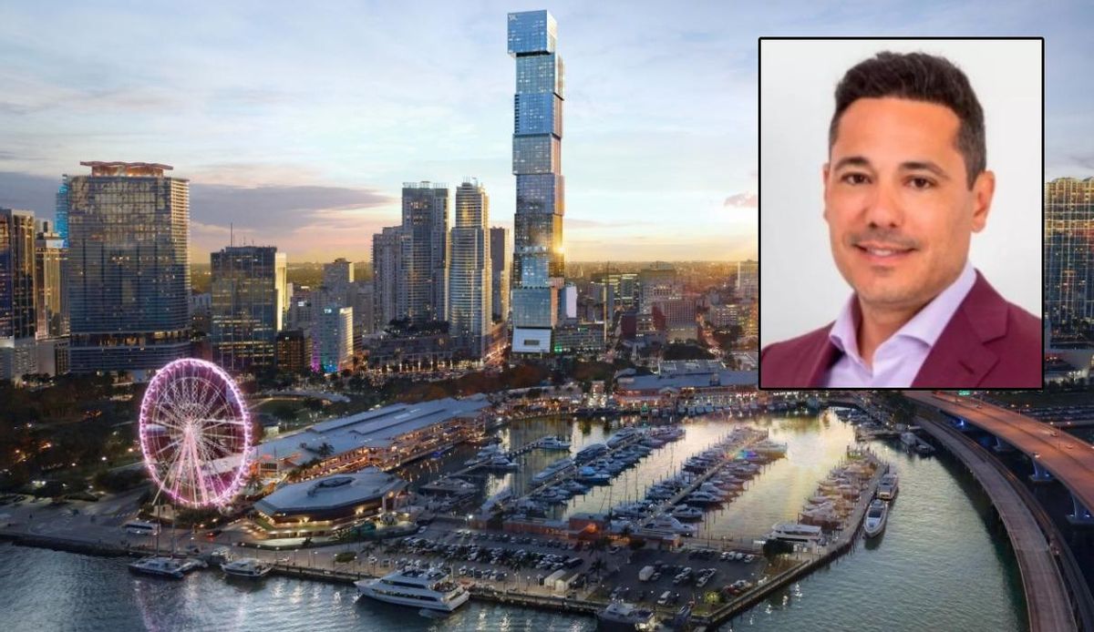 David Merino, junto a uno de los edificios en forma de cubo en los que habría adquirido un piso en Miami por cinco millones