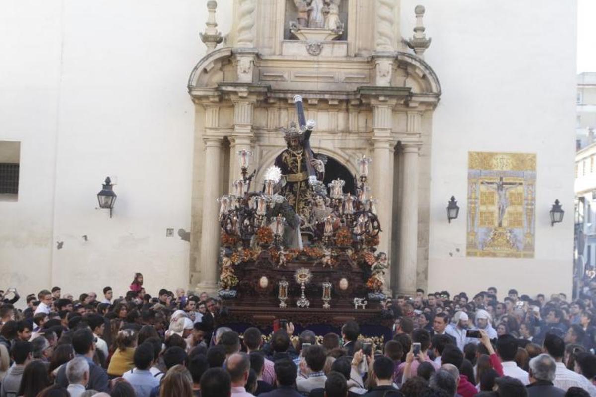 La noche culmina un Martes Santo primaveral e histórico