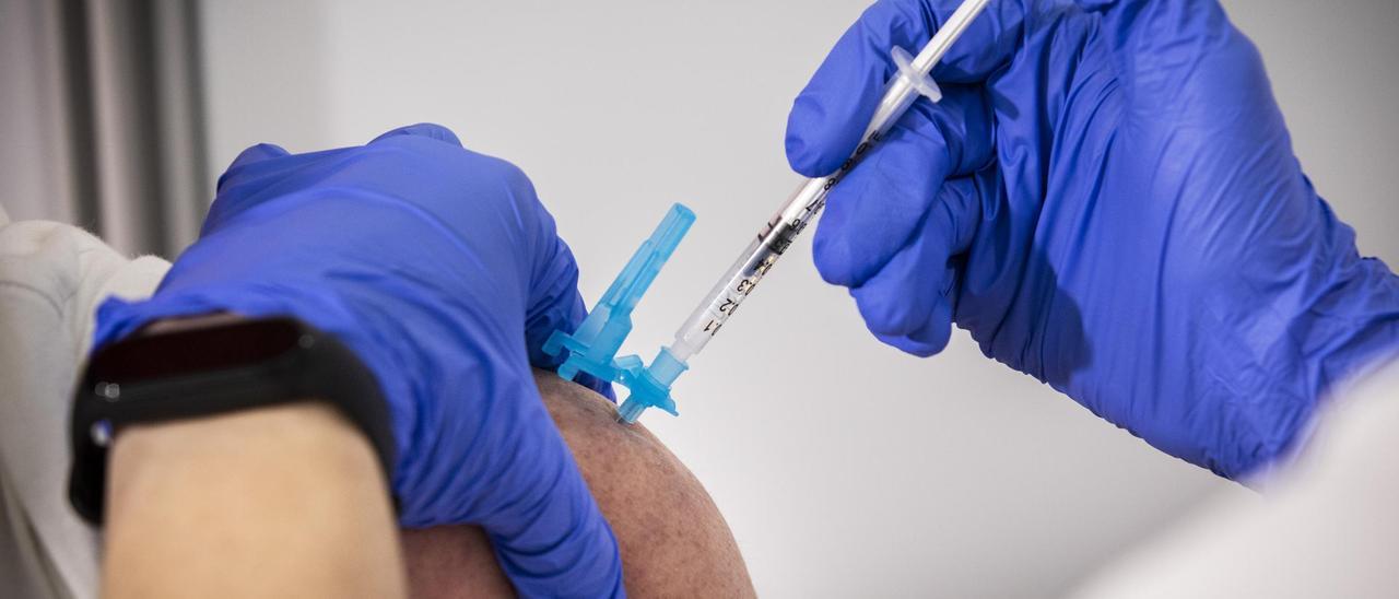 Una enfermera prepara la dosis de una vacuna para inocularla en una imagen de archivo.