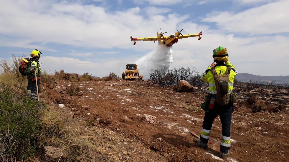 Descarga de un hidroavión del 43 Grupo del Ejercito del Aire frente a un operativo de Castilla La Mancha. Orlando Martínez