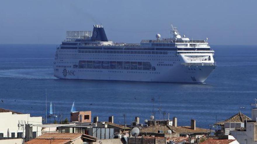 Ein Kreuzfahrtschiff läuft den Hafen von Palma de Mallorca an.