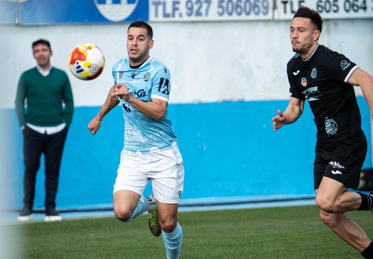 Un jugador del Coria pelea con uno del Conquense en el partido del pasado domingo.