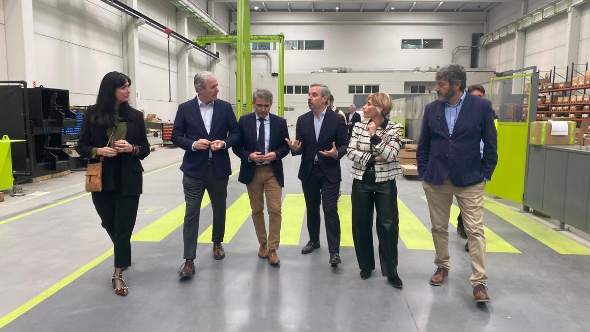 Orduna, Azcón y Bravo visitaron ayer las instalaciones de la empresa UpLifting, ubicada en la Plataforma Logística de Huesca