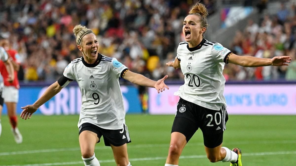 Huth (izquierda) y Magull (derecha) celebrando el tanto alemán