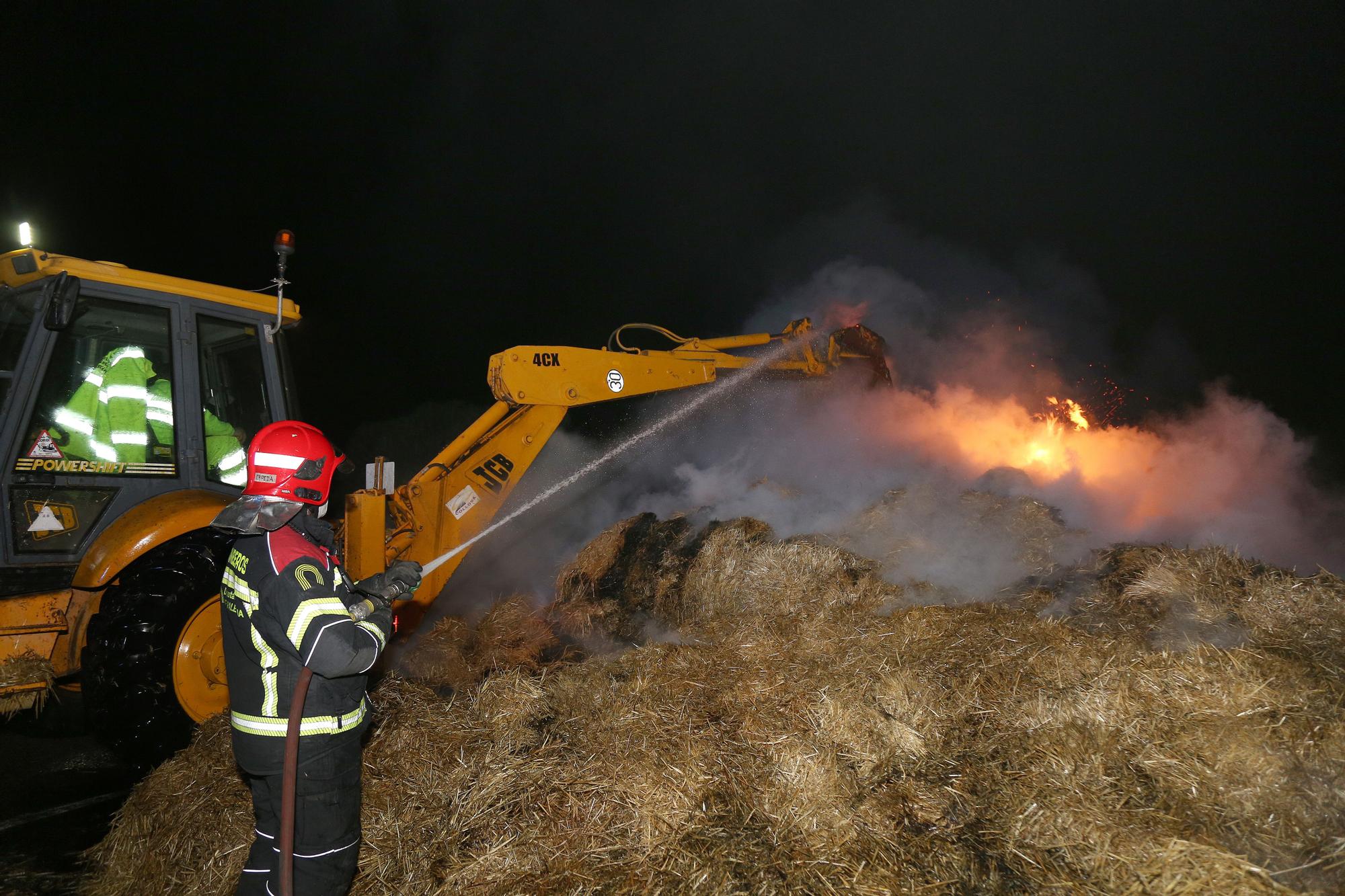 Así ha sido el espectacular incendio de un camión con paja esta noche en Burgos