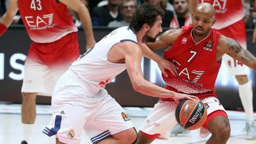 Sergio Llull (i) avanza junto a Ricki Hickman.