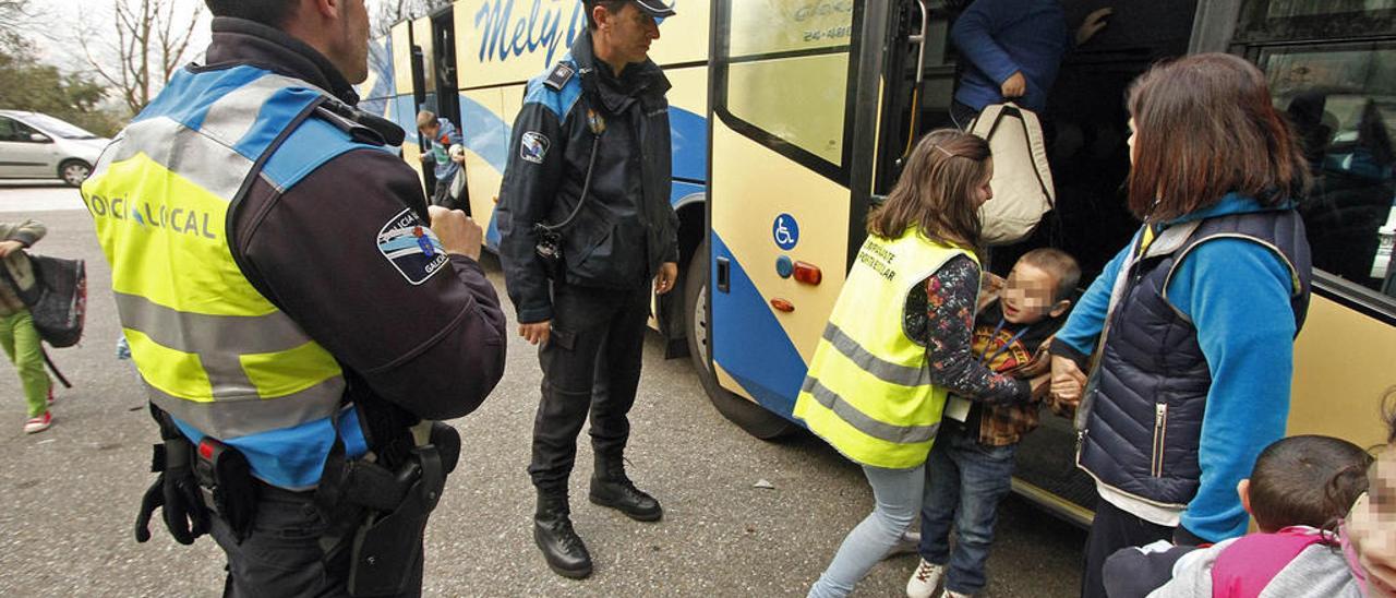 Agentes locales durante un control de buses escolares. // FdV