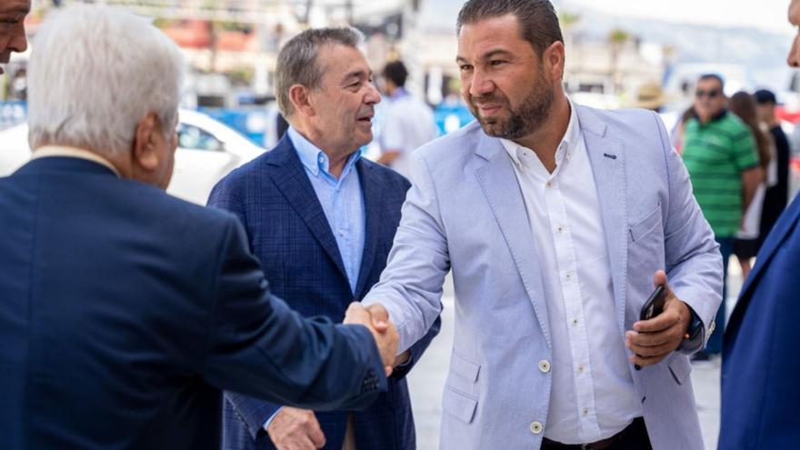 Paulino Rivero, entre Amid Achi y Juan Carlos Cordero en la tradicional visita del equipo a Candelaria. | | CD TENERIFE