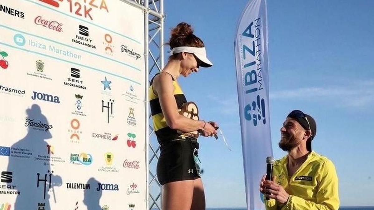 Imagen de la pedida de mano a Silvia Sarrión en el Santa Eulària-Ibiza Marathon..
