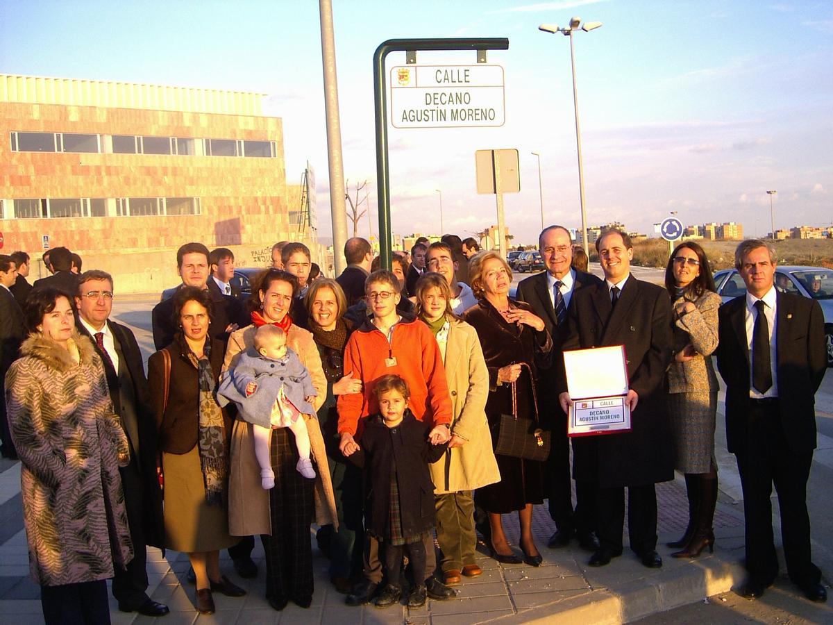 Georgina Küstner, con su familia y el alcalde en 2005, en la inauguración de la calle Decano Agustín Moreno, delante de la Ciudad de la Justicia.