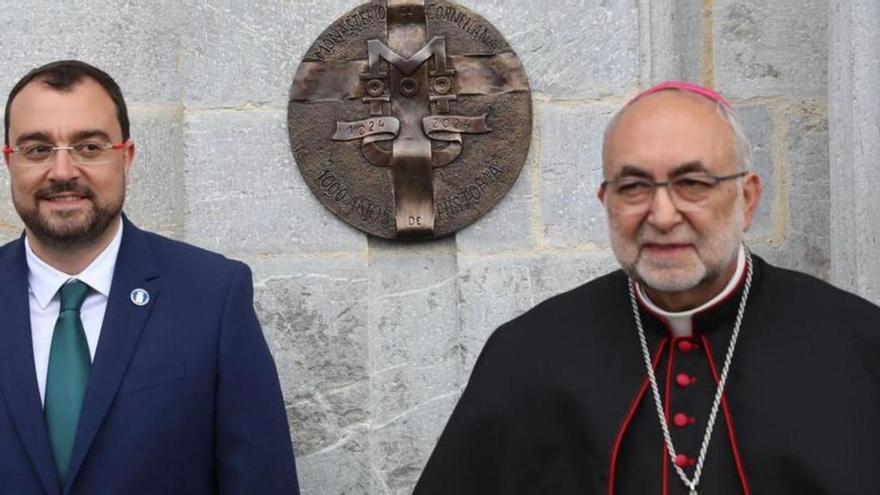 Por la izquierda, Adrián Barbón y Jesús Sanz Montes, en un acto en Salas. | LUISMA MURIAS