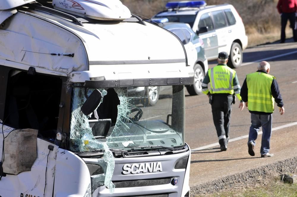 El vuelco de un camión obliga a cortar la carretera de Pajares