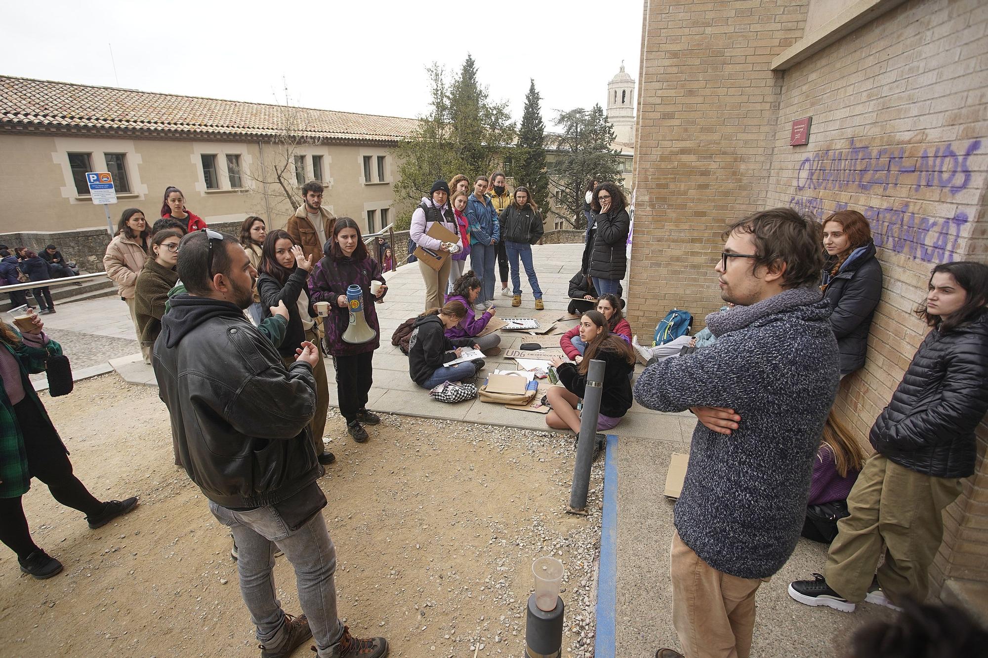 Els piquets per la vaga feminista bloquegen l'entrada al Campus del Barri Vell de la UdG