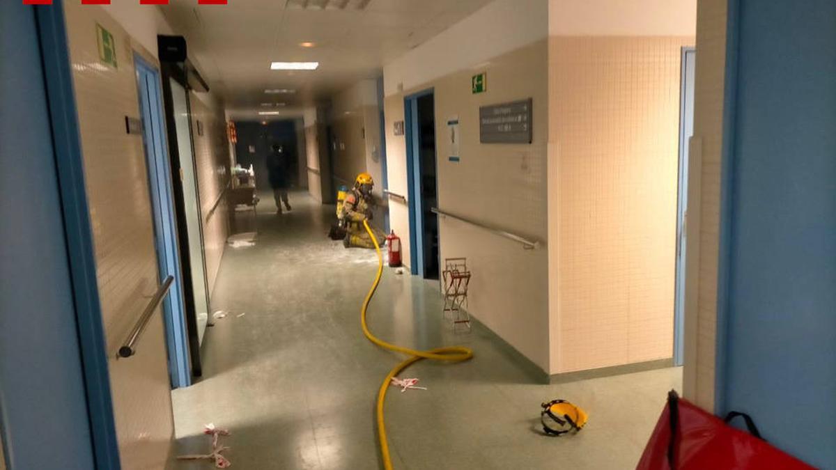 Los Bomberos apagando el fuego en el Hospital de Vendrell.