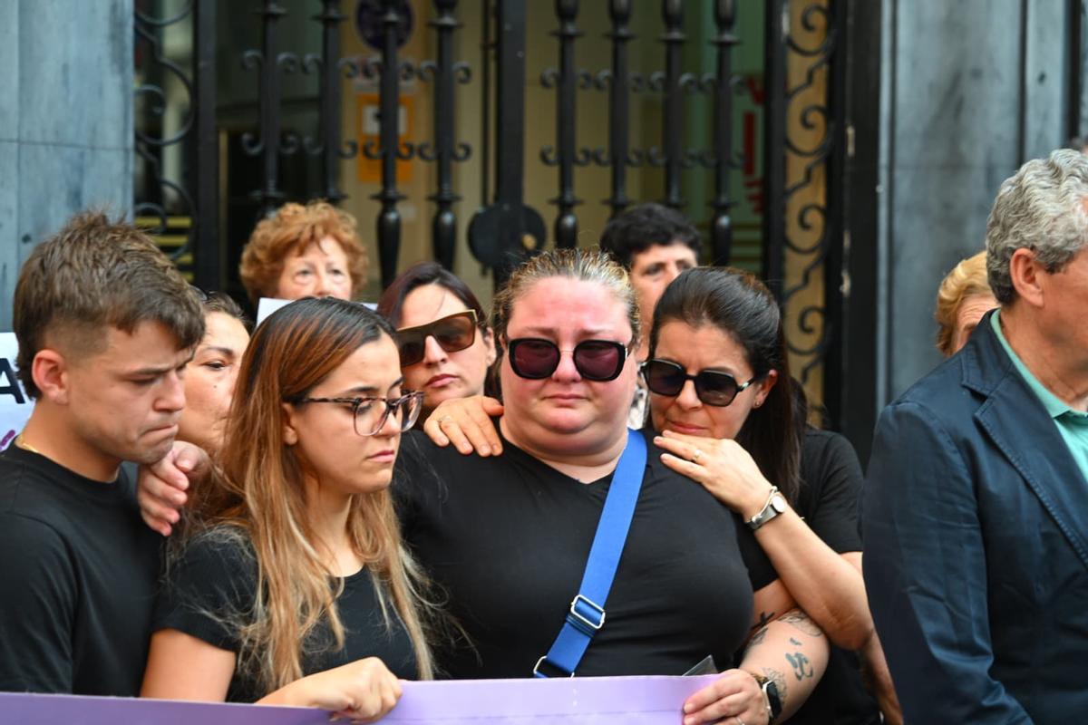 Minuto de silencio tras el crimen machista que ha acabado con la vida de Patricia en Callosa de Segura Minuto de silencio tras el crimen machista que ha acabado con la vida de Patricia en Callosa de Segura
