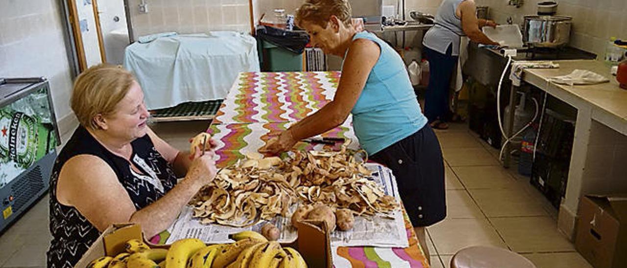 Antonia Rosa, Concha y Saro, en la cocina del colegio, preparando bocadillos.