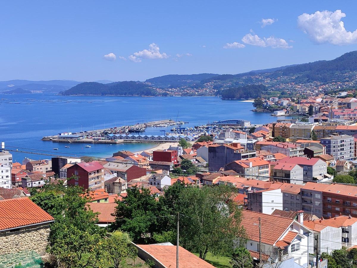 Una vista del centro urbano del Concello de Bueu y de su zona portuaria.