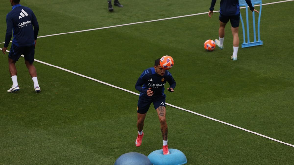 Arriaga golpea el balón de cabeza durante el entrenamiento de este miércoles en La Romareda.