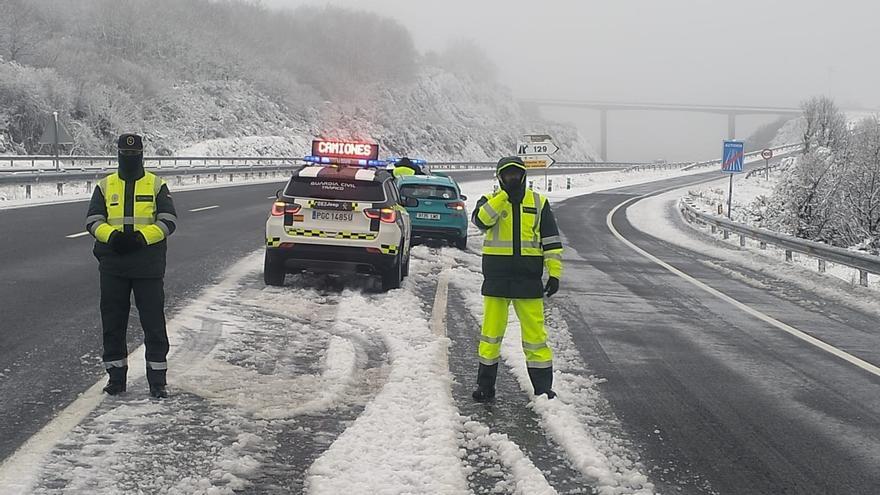 Las carreteras ourensanas se tiñen de blanco: riesgo en la A-52