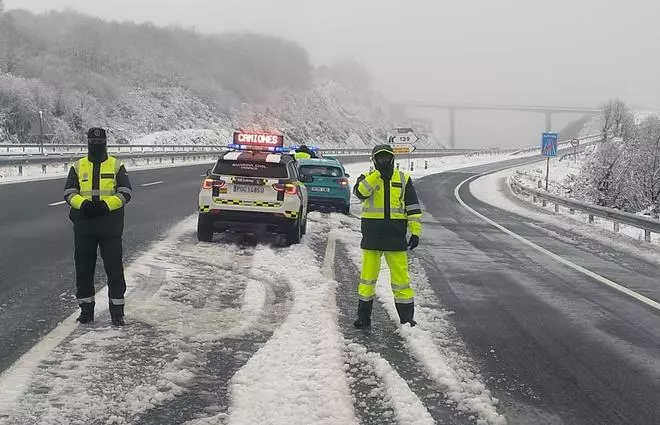 Las carreteras ourensanas se tiñen de blanco: riesgo en la A-52