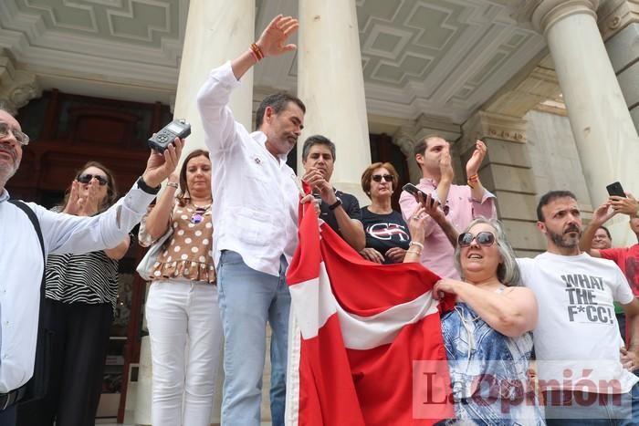 Cientos de personas protestan frente al Ayuntamiento de Cartagena por el pacto entre PP, PSOE y Cs