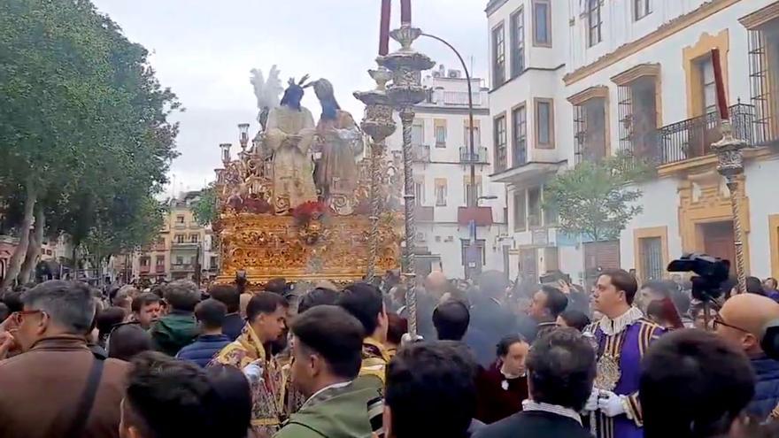 VÍDEO | Vuelta del misterio de San Gonzalo a su parroquia en Triana este Jueves Santo