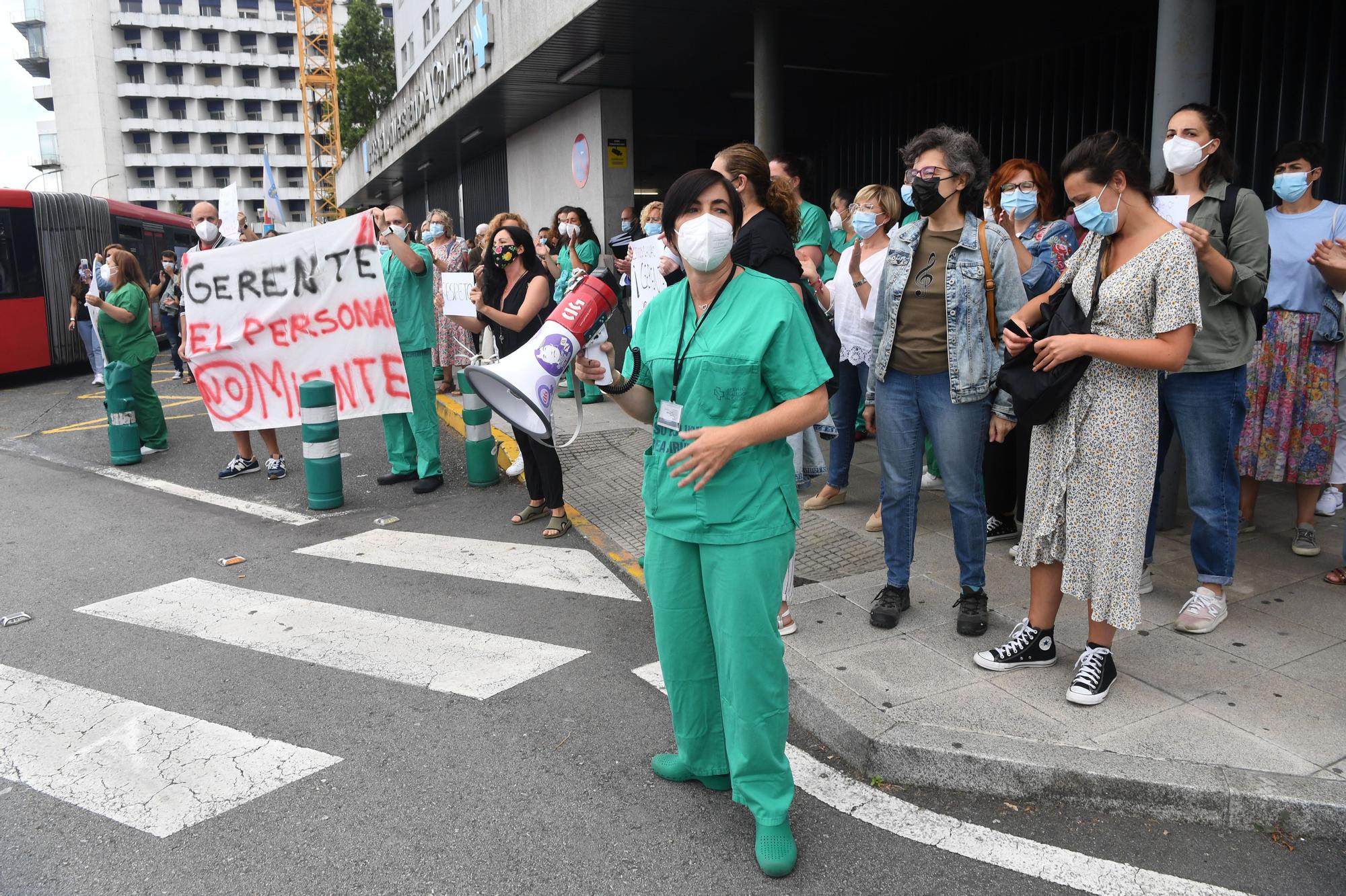 Protesta de trabajadores de las unidades de críticos del Hospital de A Coruña