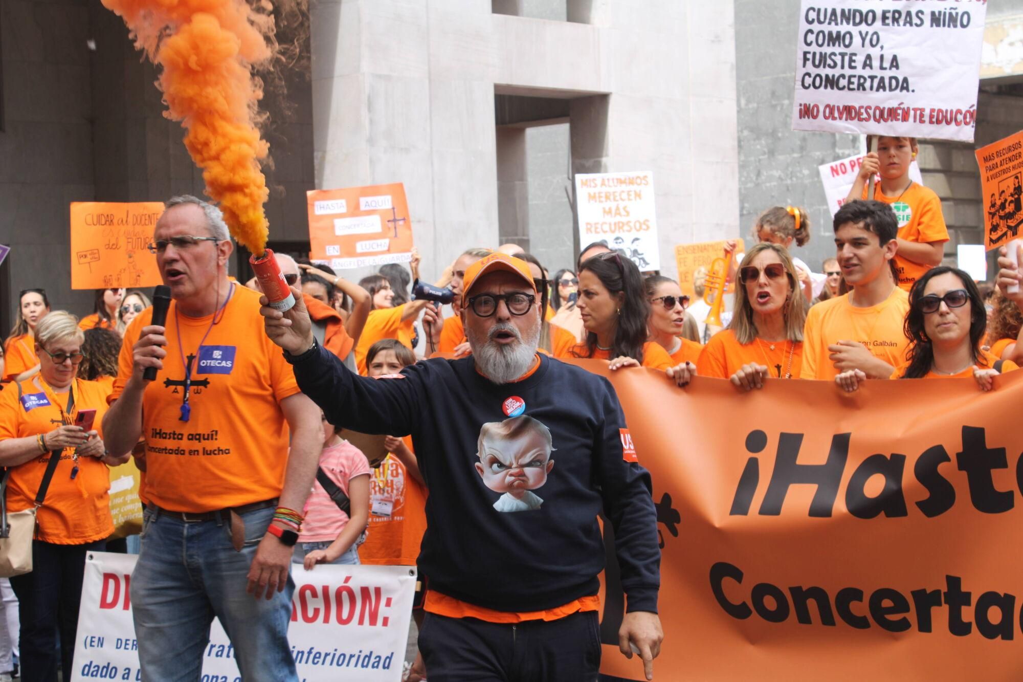 Así fue la multitudinaria marcha naranja de la concertada en Asturias
