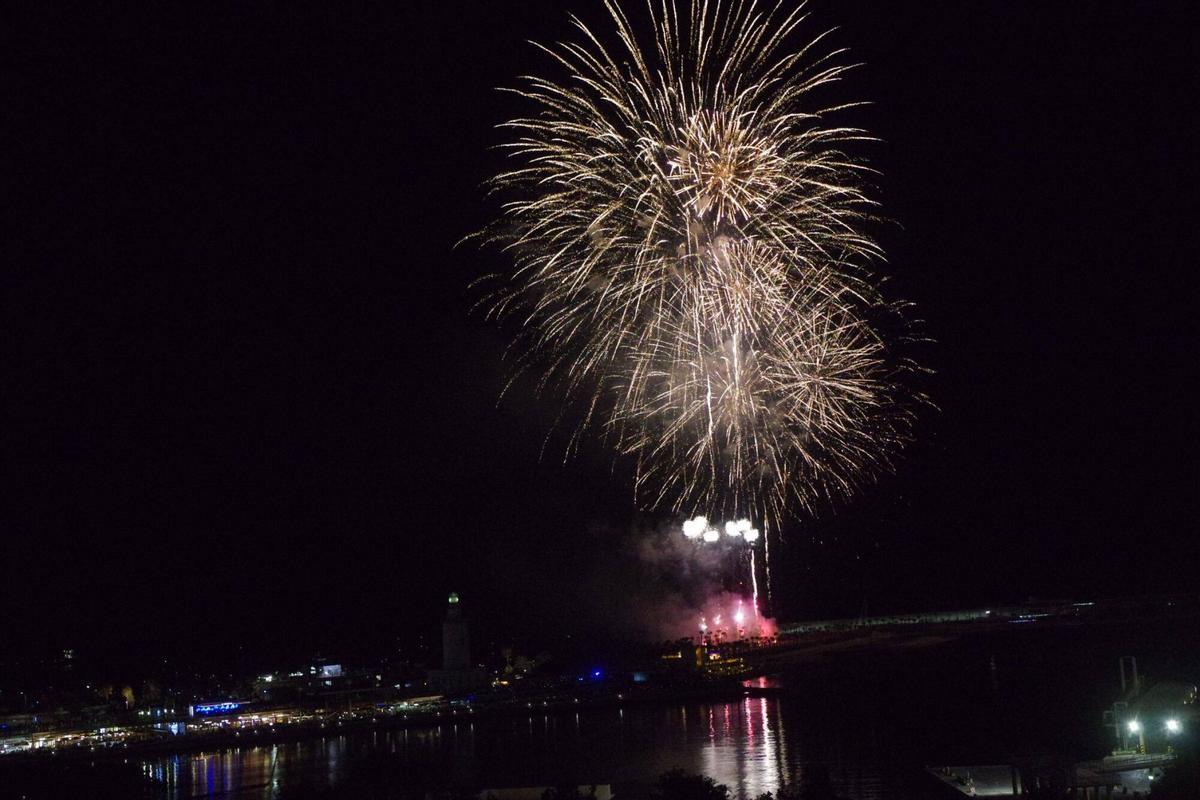Fuegos de inicio de la Feria de Málaga desde desde el hotel Catalonia Molina Lario Fuegos de inicio de la Feria de Málaga desde desde el hotel Catalonia Molina Lario