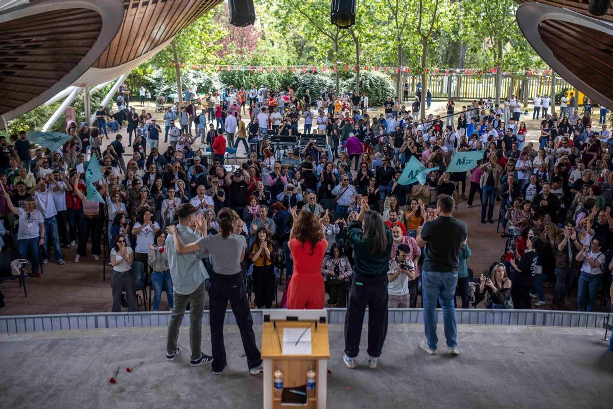 Mónica García (en el centro, con mono naranja) y Emilio Delgado (dcha.) el pasado sábado, en el acto de Más Madrid en el que la ministra anunció su intención de presentarse a als eelcciones autonómias de 2027.