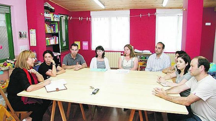 Asistentes a la reunión del consejo escolar de la Escuela Infantil El Bibio.