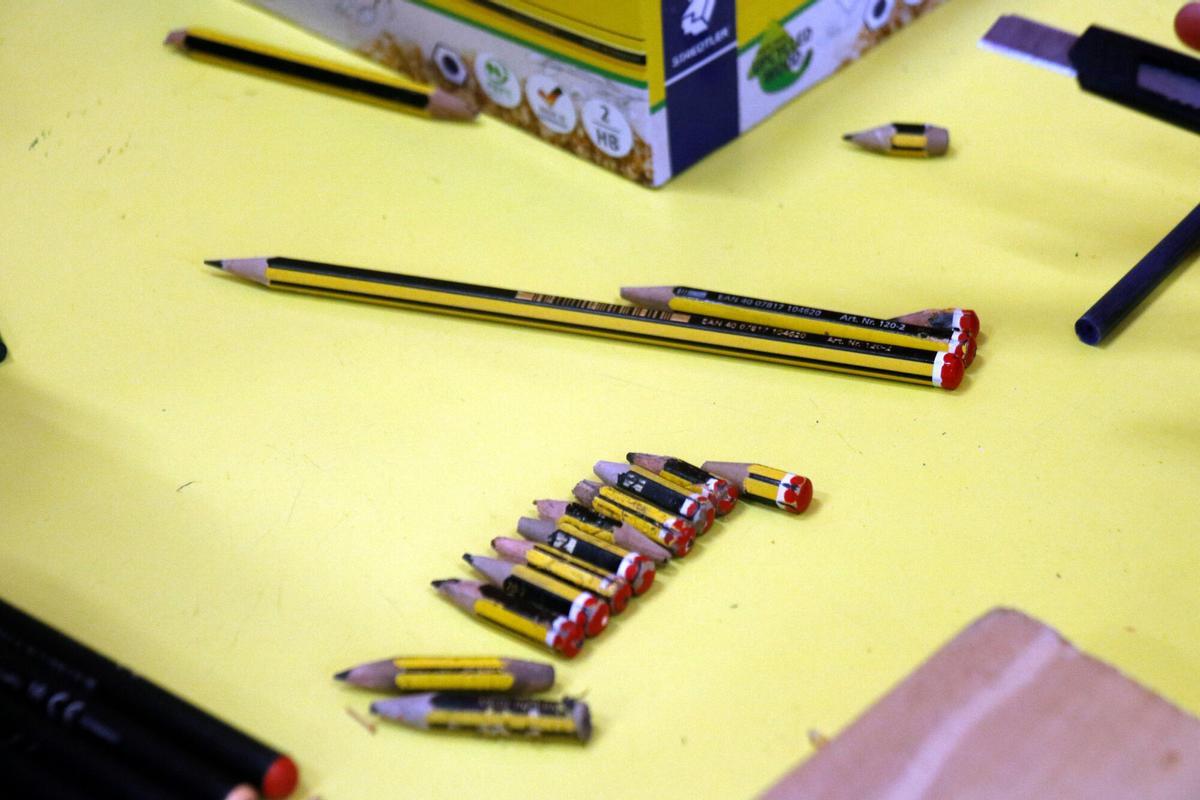 Un llapis nou, un a mig gastar i un altre que s'ha fet servir amb l'aprollapis en una taula de l'escola de Bordils
