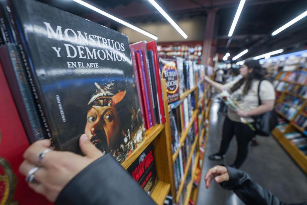 Literatura fantástica en las estanterías de Gigamesh, un universo paralelo de Sant Jordi.
