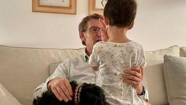 Alberto Núñez Feijóo posa junto a su hijo y su perra 'Cata'