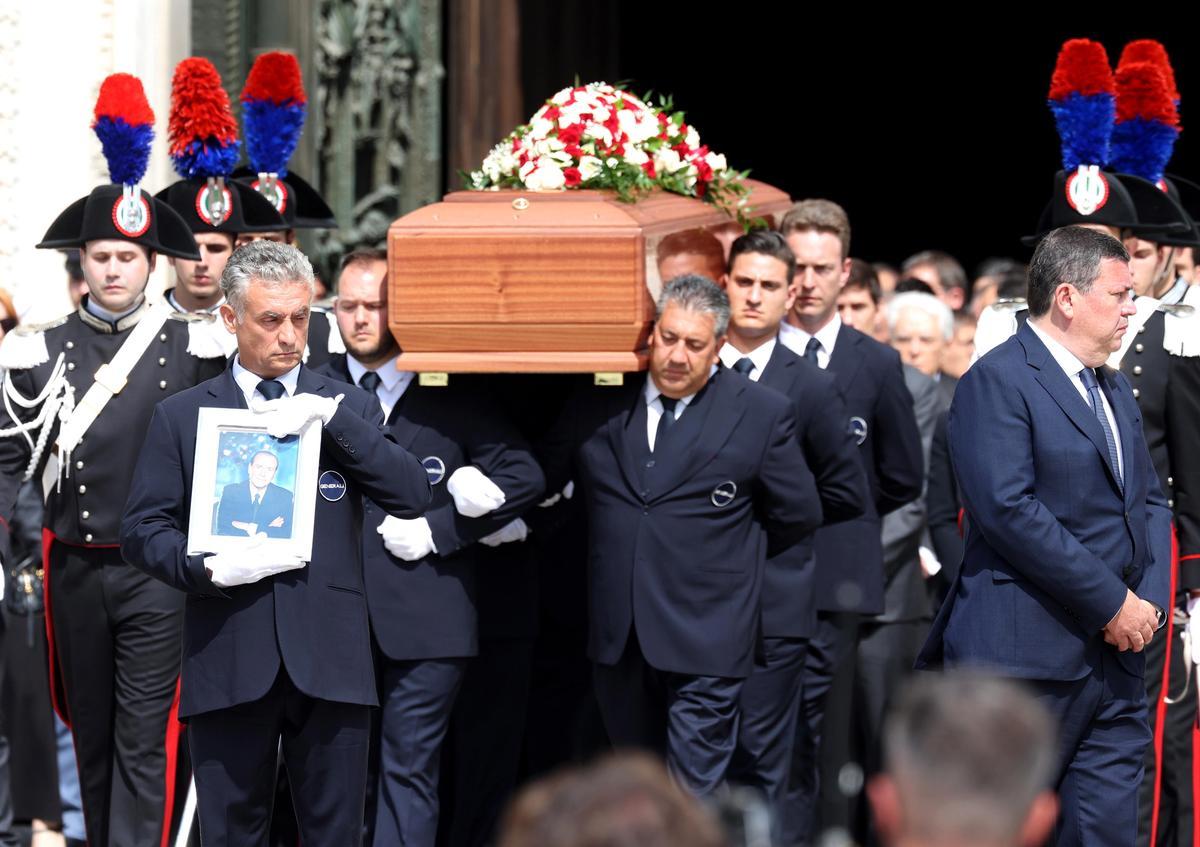 Milan (Italy), 14/06/2023.- The coffin of Italy’s former prime minister and media mogul Silvio Berlusconi leaves the Milan Cathedral (Duomo) at the end of the state funeral in Milan, Italy, 14 June 2023 Silvio Berlusconi died at the age of 86 on 12 June 2023 at Milan’s San Raffaele hospital. The Italian media tycoon and Forza Italia (FI) party founder, dubbed as ’Il Cavaliere’ (The Knight), served as prime minister of Italy in four governments. The Italian government has declared 14 June 2023 a national day of mourning. (Italia) EFE/EPA/MATTEO BAZZI