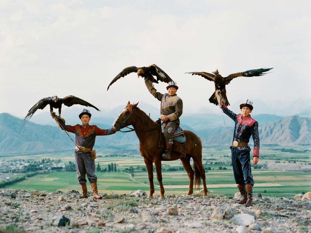 Cazadores a caballo con sus águilas