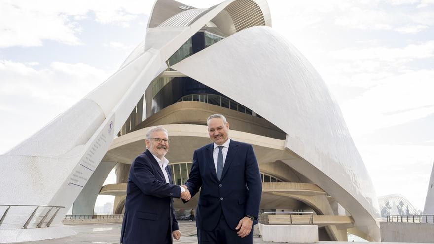 El director territorial de Cajamar a València, Jesús García García, (d) i el director general de Les Arts, Jorge Culla Bayarri, han signat l'acord de patrocini.