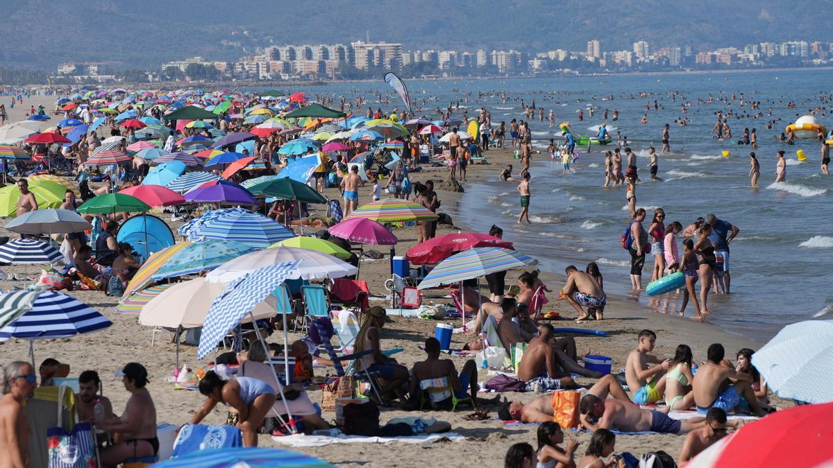 Las playas de Castelló, llenas el domingo en plena ola de calor.