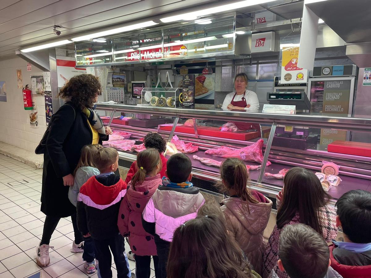 GALERÍA | Visita inesperada en el Mercado de Abastos: los niños de Infantil del Sagrado Corazón de Jesús