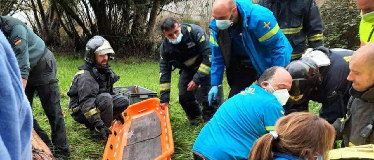 Personal del SEPA atendiendo al herido. | SEPA