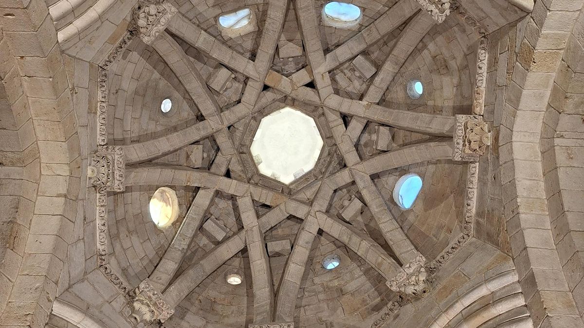 Detalle de la cúpula califal de la Iglesia de San Miguel, una joya arquitectónica única que simboliza el diálogo entre culturas en el Pueblo Mágico de Almazán