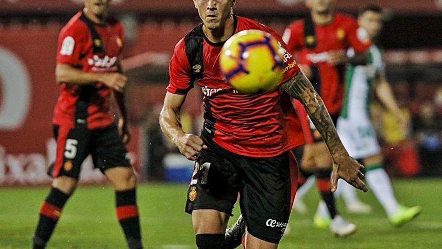 Raíllo acabó el partido ante el Córdoba con problemas físicos.