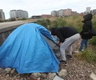 El campamento de personas sin hogar que no para de crecer en Gijón: "No molestamos a nadie"