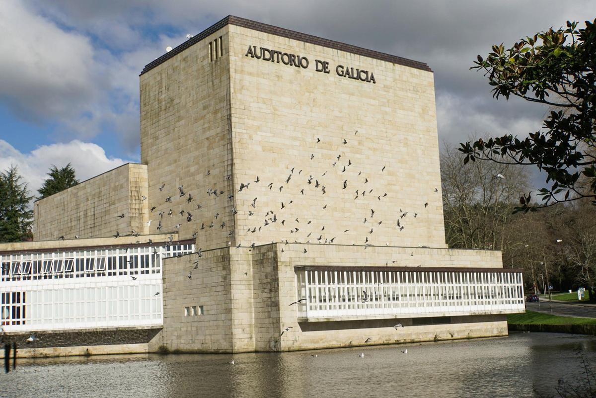 Auditorio de Galicia con la laguna que se pretende naturalizar en Santiago