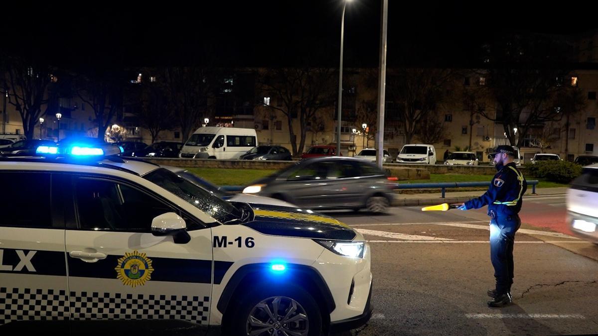 Control policial en la principal rotonda de acceso a Xàtiva.